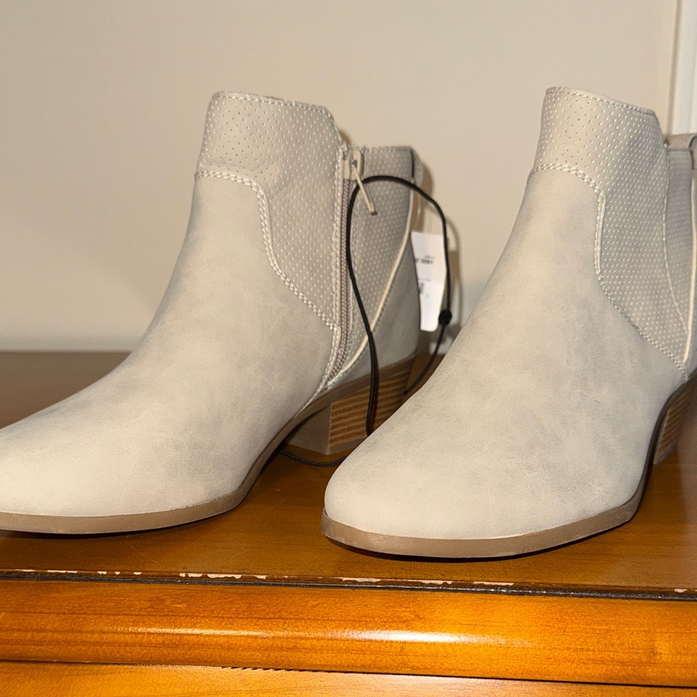 Women's Cream Ankle Boots Size 9 New with Tags Arizona Brand